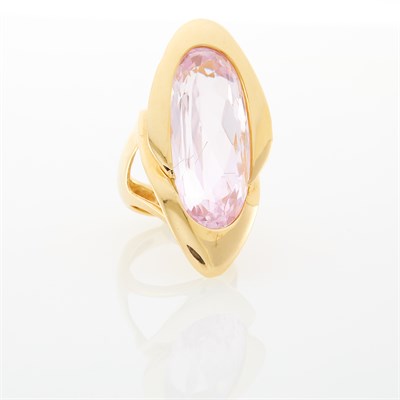 Lot 1091 - Gold and Kunzite Ring