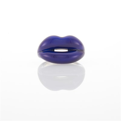 Lot 1139 - Solange Azagury-Partridge Silver and Dark Blue Enamel 'Hotlips' Ring