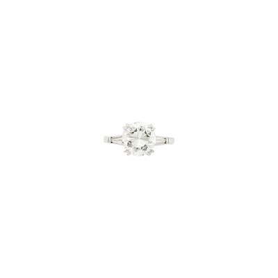 Lot 99 - Platinum and Diamond Ring