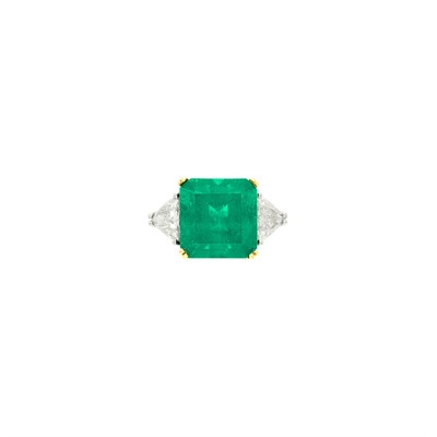 Lot 77 - Platinum, Gold, Emerald and Diamond Ring