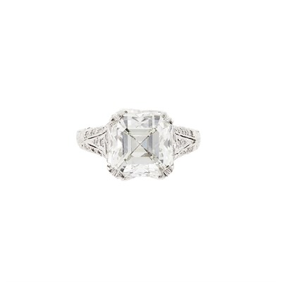 Lot 165 - Platinum and Diamond Ring