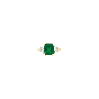 Lot 141 - Gold, Platinum, Emerald and Diamond Ring