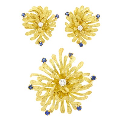 Lot 33 - Scully & Scully Gold, Platinum, Diamond and Sapphire Flower Brooch and Pair of Earclips