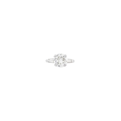 Lot 90 - Platinum and Diamond Ring