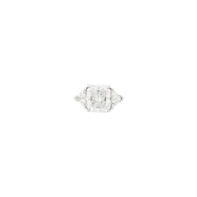 Lot 184 - Platinum and Diamond Ring