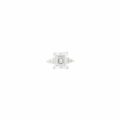 Lot 160 - Platinum and Diamond Ring
