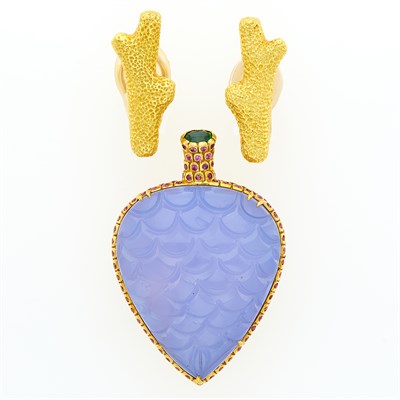 Lot 114 - Mish Gold, Carved Chalcedony and Gem-Set Artichoke Clip-Brooch and Pair of Gold Branch Earclips