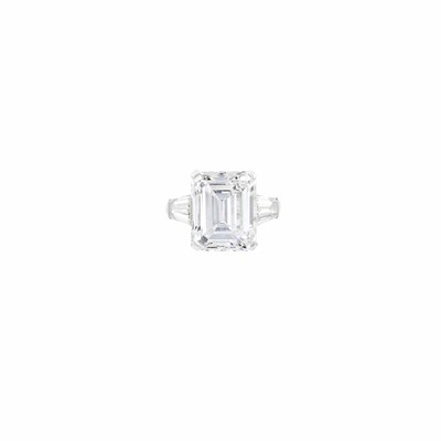 Lot 192 - Platinum and Diamond Ring