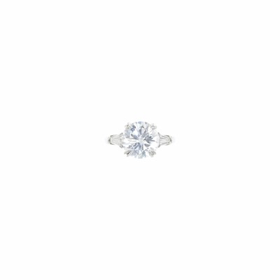 Lot 195 - Harry Winston Platinum and Diamond Ring