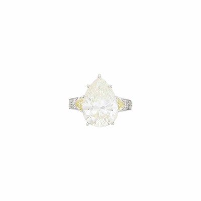 Lot 143 - Andrew Clunn White Gold, Diamond and Colored Diamond Ring
