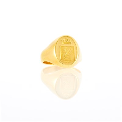 Lot 156 - Gold Crest Ring