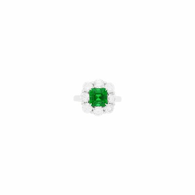 Lot 80 - Platinum, Emerald and Diamond Ring