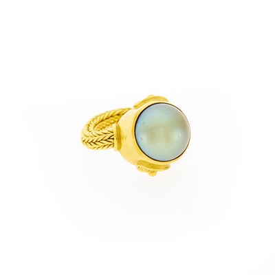 Lot 1046 - High Karat Gold and Gray Mabé Pearl Chain Ring