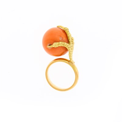 Lot 1066 - Gold and Coral Bead Claw Ring
