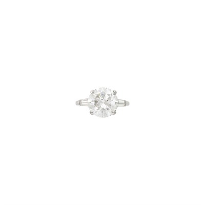 Lot 244 - Platinum and Diamond Ring