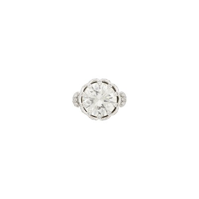 Lot 122 - White Gold and Diamond Ring