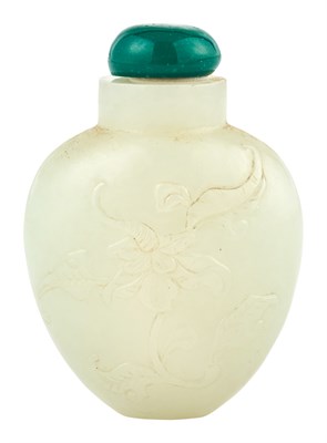 Lot 4 - A Chinese White Jade Snuff Bottle Qing Dynasty...