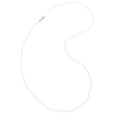 Lot 1128 - Pearl Necklace with White Gold and Diamond Clasp