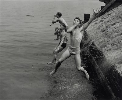 Lot 91 - LEIPZIG, ARTHUR (1918-2014) Divers, East River...