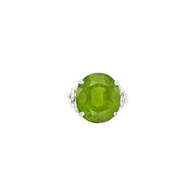 Lot 151 - White Gold, Peridot and Diamond Ring