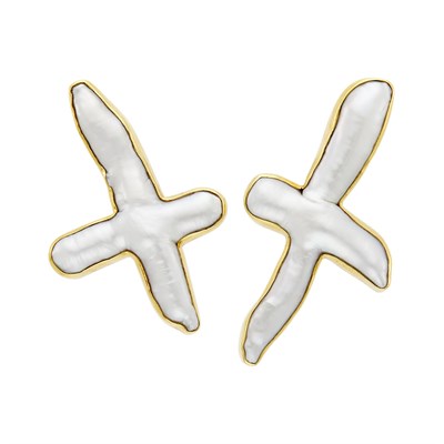 Lot 27 - Christopher Walling Pair of Gold and Baroque Freshwater Pearl Earclips