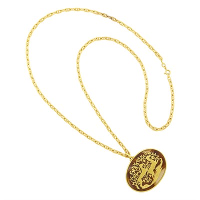 Lot 164 - Gianmaria Buccellati Gold and Agate Pendant with Gold Chain Necklace