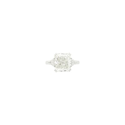 Lot 206 - White Gold and Diamond Ring