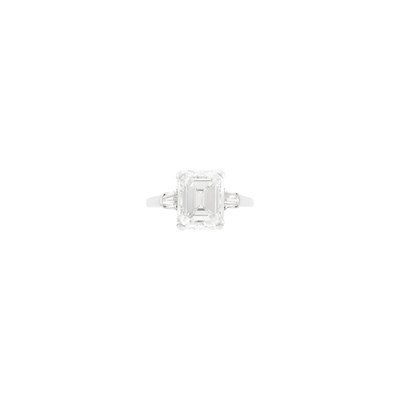Lot 98 - Platinum and Diamond Ring
