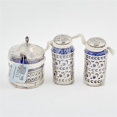Lot 19 - 7 Pieces of Silver, 2 ozs. with glass insert