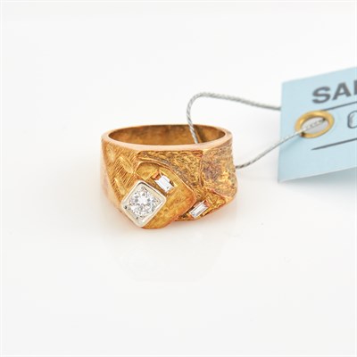 Lot 173 - Diamond Ring, 3 diamonds about 0.35 ct., 18K 8...