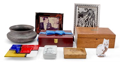 Lot 88 - [DESKTOP ITEMS] A group of frames and...