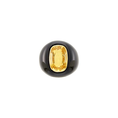 Lot 174 - Black Onyx, Gold and Yellow Sapphire Ring