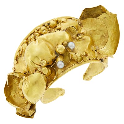 Lot 167 - Bianca Eshel-Gershuni Gold and Gray Pearl Cuff Bracelet