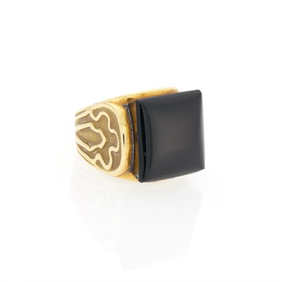 Lot 1023 - Winc Gold and Black Onyx Ring