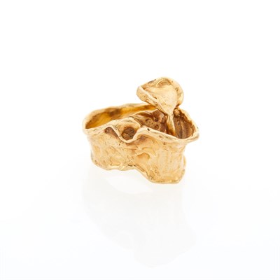 Lot 1025 - Gold Abstract Ring