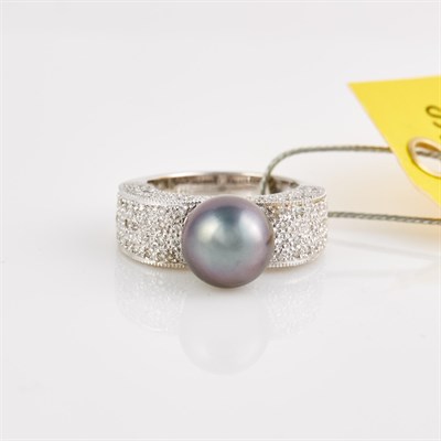 Lot 140 - Diamond and Bead Ring, 146 diamonds about 0.70...