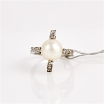 Lot 200 - Diamond and Bead Ring, 14K 4 dwt. all