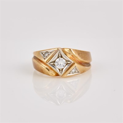 Lot 361 - Diamond Ring, 3 diamonds about 0.35 ct., 14K 4...