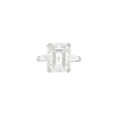 Lot 238 - Harry Winston Platinum and Diamond Ring