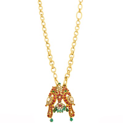 Lot 2111 - Indian Gold, Emerald Bead, Foil-Backed Gem-Set and Diamond Bird Pendant with Gilt-Metal Chain