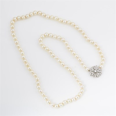 Lot 171 - Bead Necklace with diamond clasp, 75 diamonds...