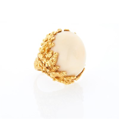 Lot 1216 - Nugget Gold and Angel Skin Coral Ring