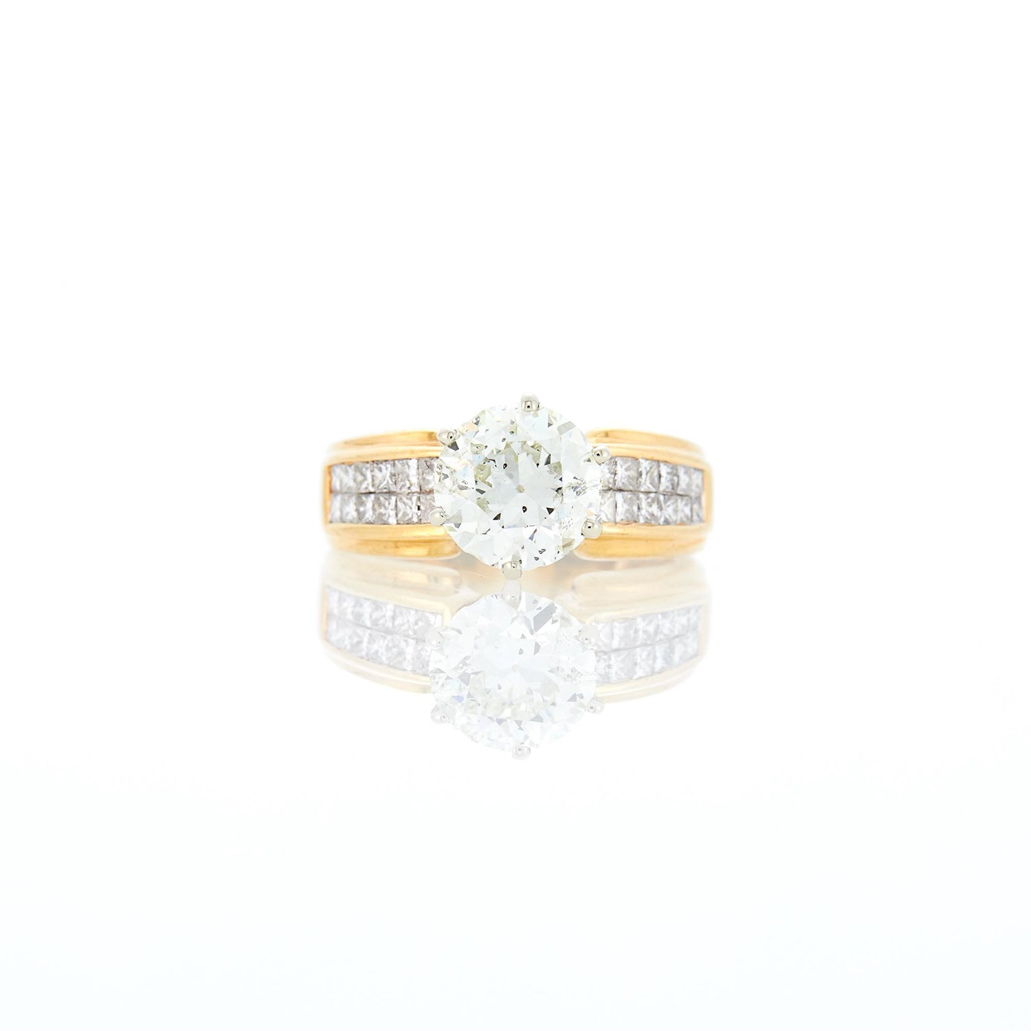 Lot 2058 - Gold and Diamond Ring