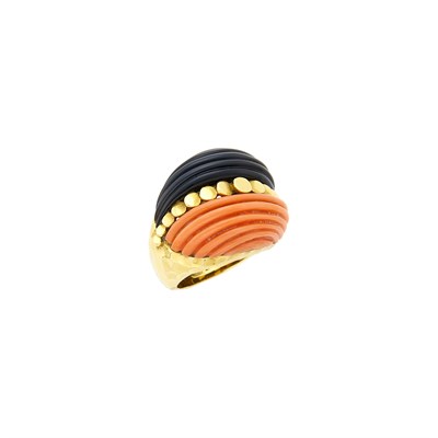 Lot 98 - Wander Hammered Gold, Fluted Coral and Black Onyx Ring
