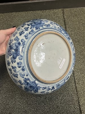 Lot 324 - A Chinese Blue and White Porcelain Dish