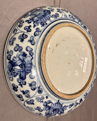 Lot 324 - A Chinese Blue and White Porcelain Dish