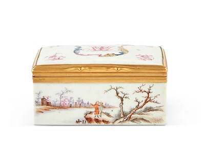 Lot 136 - Famille Rose Enameled Chinese Export Porcelain Snuff Box