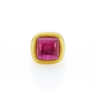 Lot 1055 - Maz Gold and Cabochon Pink Tourmaline Ring