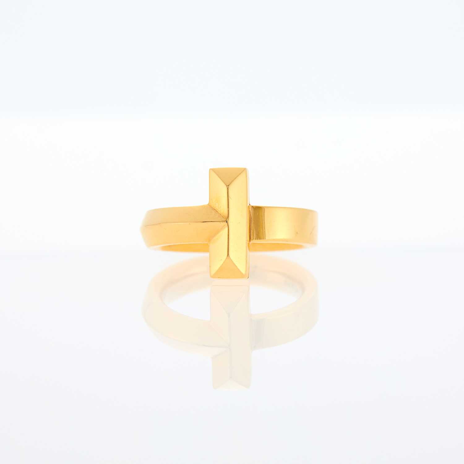 Lot 1011 - Tiffany & Co. Gold 'T T1' Ring