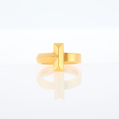 Lot 1011 - Tiffany & Co. Gold 'T T1' Ring